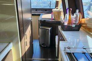 2014 Azimut Flybridge thumbnail 42