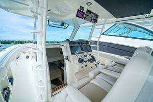 2018 Boston Whaler 380 Outrage thumbnail 35