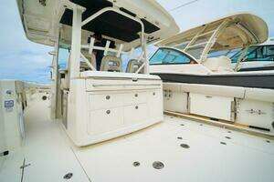2018 Boston Whaler 380 Outrage thumbnail 13