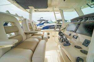 2018 Boston Whaler 380 Outrage thumbnail 15