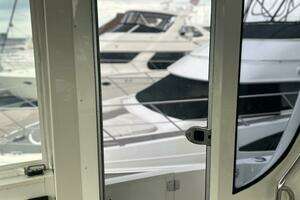 2003 Carver 466 Motor Yacht thumbnail 10