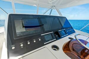 2023 Viking 64 Convertible- SIN PELO- Helm