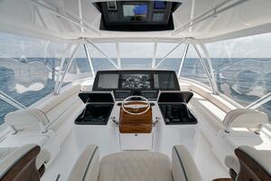 2023 Viking 64 Convertible- SIN PELO- Helm