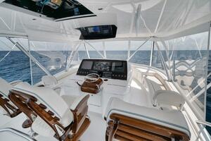 2023 Viking 64 Convertible- SIN PELO- Helm