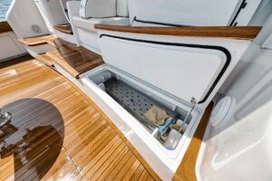 2023 Viking 64 Convertible- SIN PELO- Cockpit