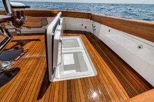 2023 Viking 64 Convertible- SIN PELO- Cockpit