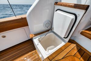 2023 Viking 64 Convertible- SIN PELO- Cockpit