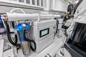 2023 Viking 64 Convertible- SIN PELO- Engine Room