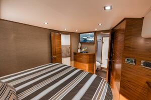 2023 Viking 64 Convertible- SIN PELO- Master Stateroom