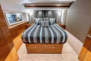2023 Viking 64 Convertible thumbnail 27