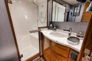 2023 Viking 64 Convertible- SIN PELO- Master Stateroom Head