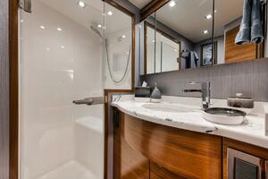 2023 Viking 64 Convertible- SIN PELO- Master Stateroom Head