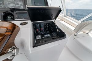2023 Viking 64 Convertible- SIN PELO- Helm