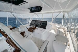 2023 Viking 64 Convertible- SIN PELO- Helm