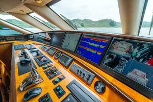 PRIMETIME 98ft Queenship Yacht For Sale