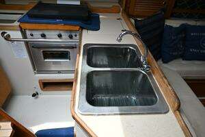 2002 Catalina 36 MKII thumbnail 31