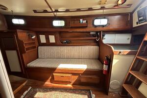 30' Sea Sprite salon starboard