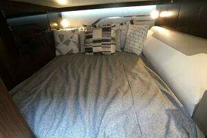 2023 Cruisers Yachts 42 GLS OB thumbnail 17