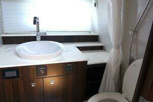 2023 Cruisers Yachts 42 GLS OB thumbnail 18