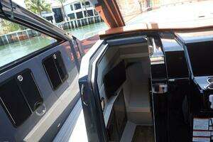 2023 Cruisers Yachts 42 GLS OB thumbnail 13