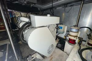 Engine room of 2000 Carver 506 Motor Yacht, showcasing machi