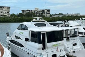 2000 Carver 506 Motor Yacht docked at marina with buildings 