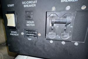Control panel of a 2000 Carver 506 Motor Yacht with hour met