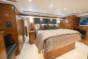 2025 Viking 82 Convertible thumbnail 3