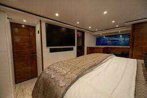 2025 Viking 82 Convertible thumbnail 18