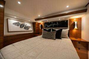 2025 Viking 82 Convertible thumbnail 32