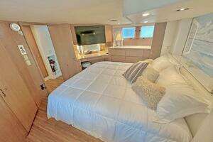 1994 Hatteras Cockpit Motoryacht thumbnail 34