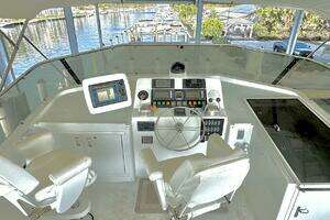 1994 Hatteras Cockpit Motoryacht thumbnail 33