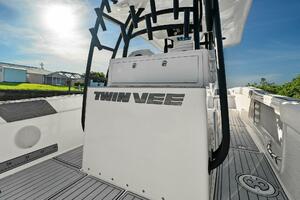 2022 Twin Vee 280 GFX-Livewell