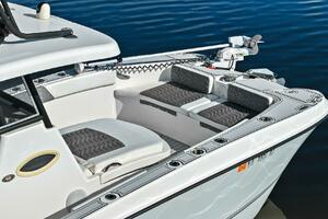 2022 Twin Vee 280 GFX-Foredeck