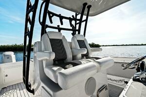 2022 Twin Vee 280 GFX-Helm Seating