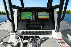 2022 Twin Vee 280 GFX-Helm