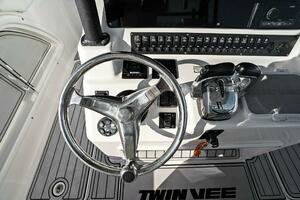 2022 Twin Vee 280 GFX-Helm
