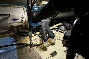 2004 Carver 360 Sport Sedan thumbnail 51