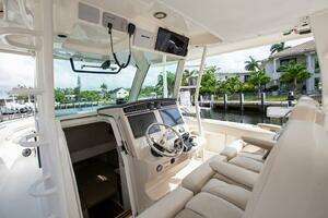2023 Boston Whaler 380 Outrage thumbnail 10