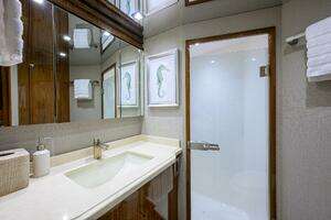 2021 Viking 72 Convertible thumbnail 15