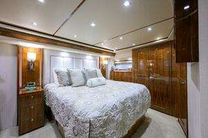 2021 Viking 72 Convertible thumbnail 12