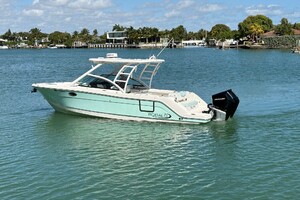 Used 2023 Robalo R317