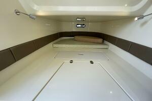 Chris Craft 30 Catalina- Cabin