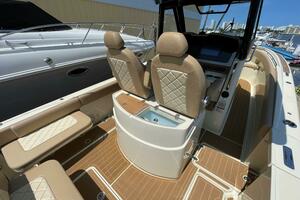 Chris Craft 30 Catalina- Livewell and Cockpit Seating