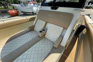 Chris Craft 30 Catalina- Bow Seating 