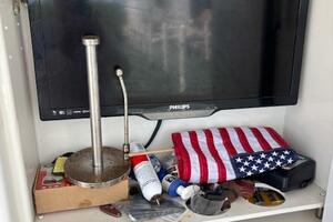 2006 Carver 43 Motor Yacht interior with TV, American flag, 