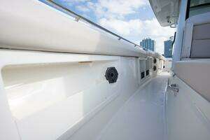 2020 Boston Whaler 380 Outrage Center Console thumbnail 21