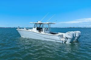 2022 World Cat 400 CC-X - Profile Port 3/4 Stern
