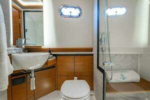2025 Tiara Yachts 48 LS thumbnail 47