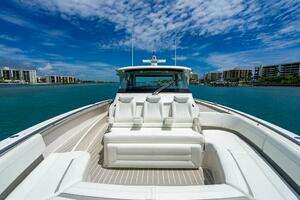 2025 Tiara Yachts 48 LS thumbnail 39